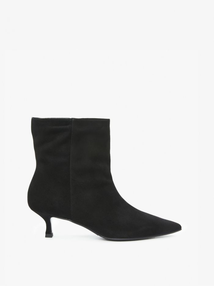 מגפוני זמש עם עקב קטן - נעליים