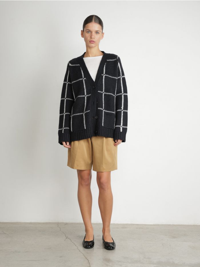 מכנסיים קצרים מחויטים - בגדים