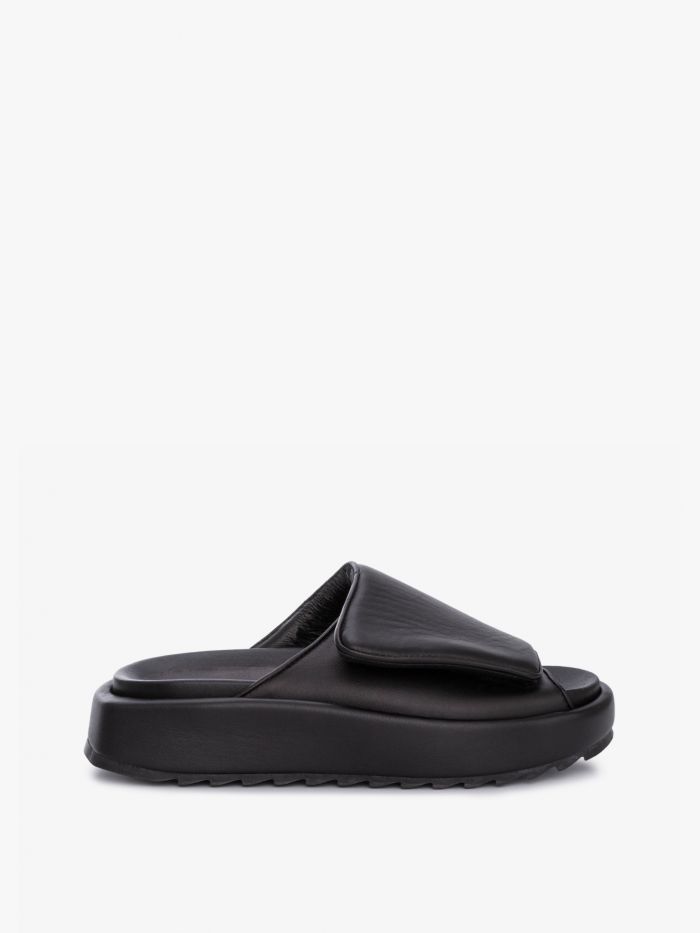 כפכפים עם רצועה עבה מבד - נעליים