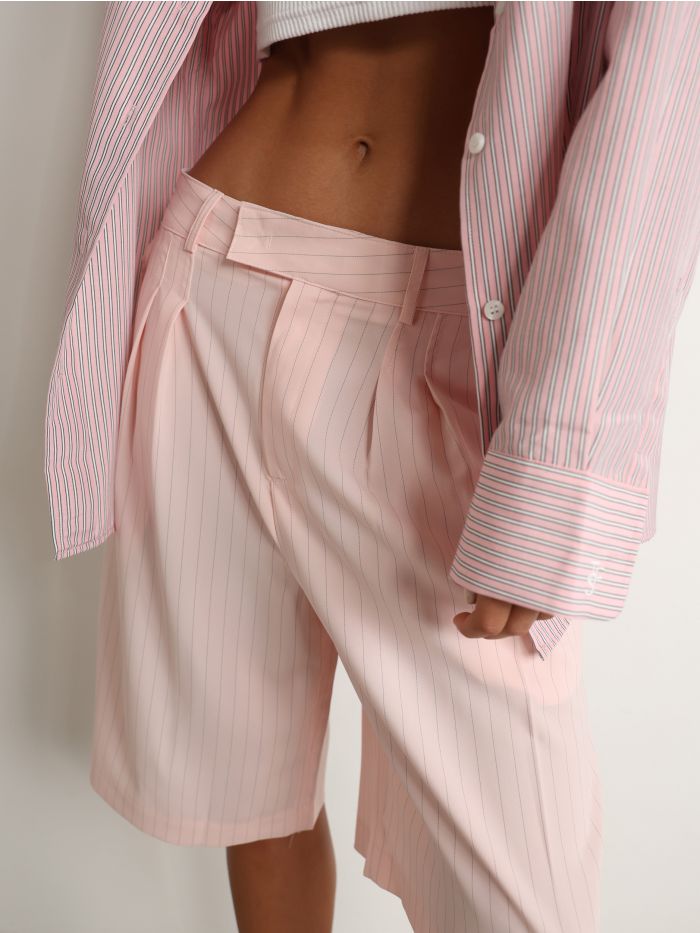 מכנסי ברמודה מחויטים - בגדים