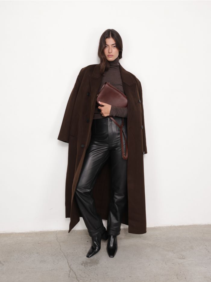 מכנסי עור ארוכים - בגדים