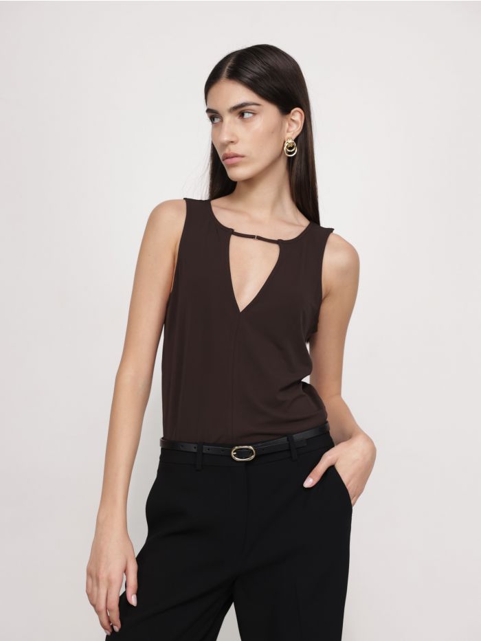 גופיה מפתח V - בגדים