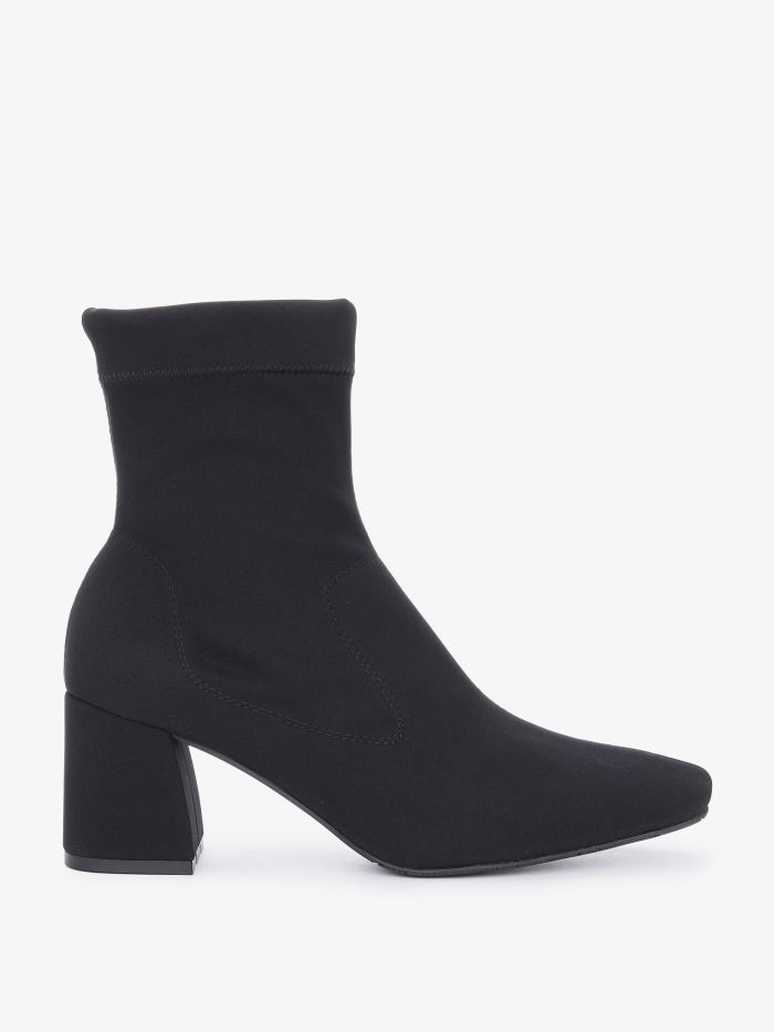 מגפוני עקב - נעליים