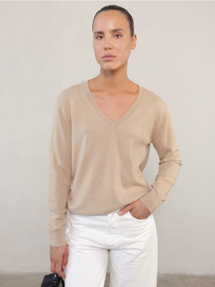 סריג מפתח וי - בגדים