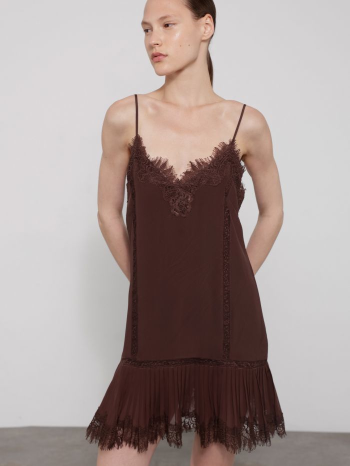 שמלת משי בגימור קפלים ותחרה - בגדים