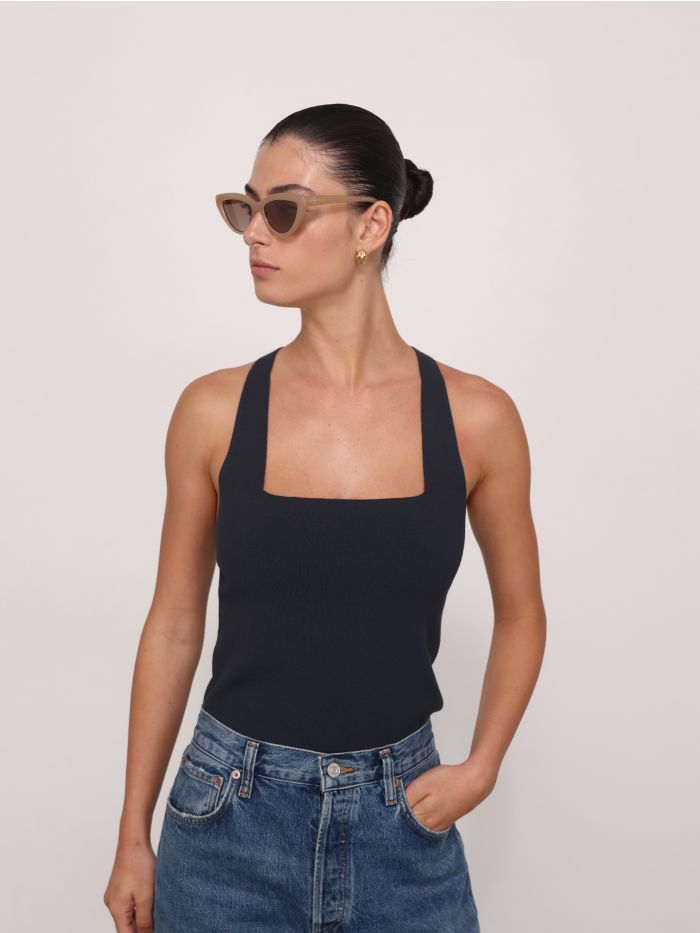 גופיה עם מפתח מרובע - בגדים