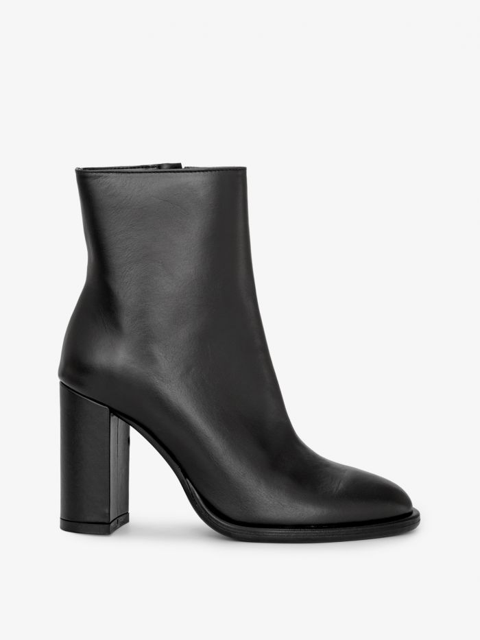 מגפוני עקב מעור - נעליים