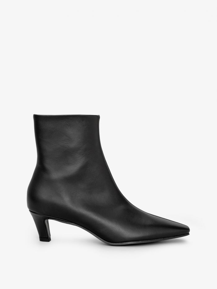 מגפוני עקב מעור - נעליים