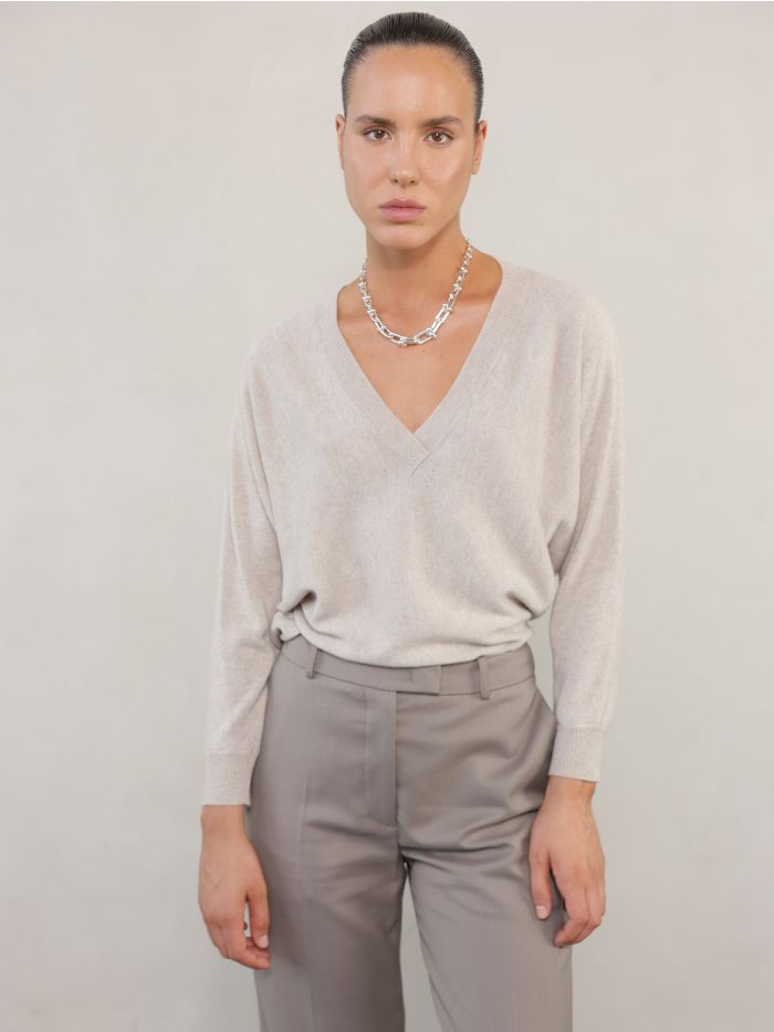 סריג מפתח וי - בגדים