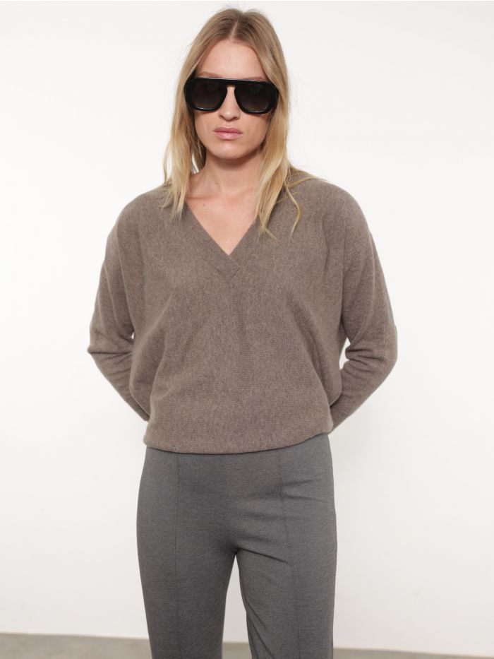 סריג מפתח וי - בגדים