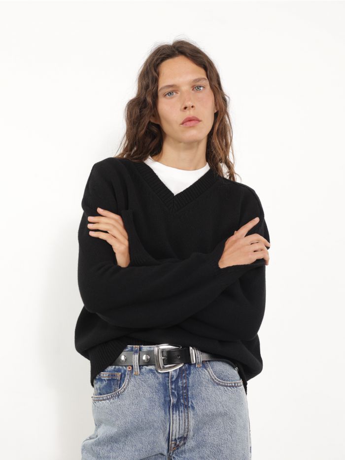 סריג מפתח וי - בגדים