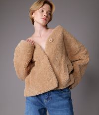 ג’קט דמוי פרווה עם כפתורים - בגדים