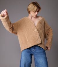 ג’קט דמוי פרווה עם כפתורים - בגדים