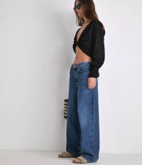 חולצת קרופ מחשוף וי אייברי - בגדים