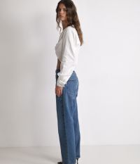 חולצת קרופ מחשוף וי אייברי - בגדים