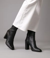 מגפוני עקב מעור - נעליים