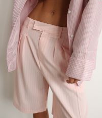 מכנסי ברמודה מחויטים - בגדים