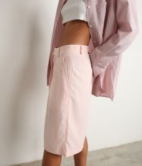 מכנסי ברמודה מחויטים - בגדים