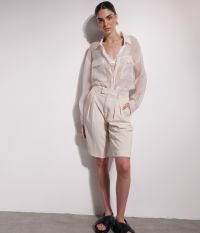 מכנסי ברמודה מחויטים - בגדים