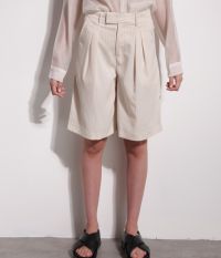 מכנסי ברמודה מחויטים - בגדים