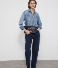 לילי קלאץ’ - תיקים