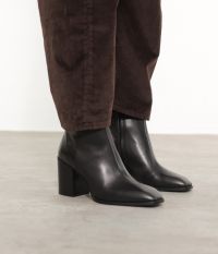 מגפוני עקב מעור - נעליים