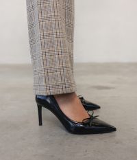 נעלי עקב עם חרטום מחודד - נעליים