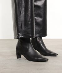 מגפוני עקב - נעליים