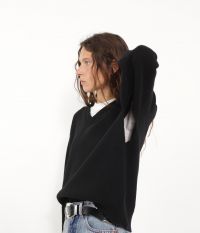 סריג מפתח וי - בגדים