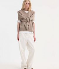 סריג מפתח וי - בגדים