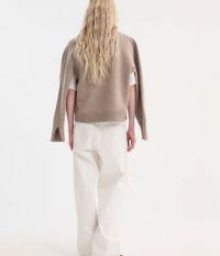 סריג מפתח וי - בגדים