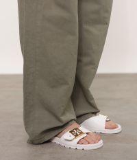 כפכפי סליידס עם אבזם - נעליים