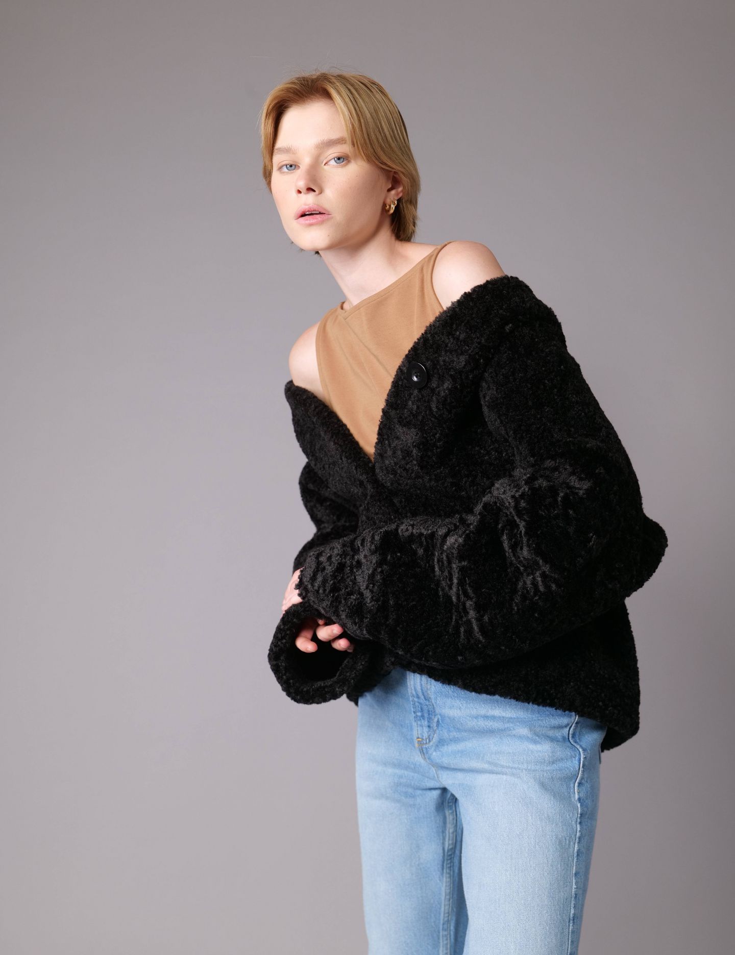 ג’קט דמוי פרווה עם כפתורים - בגדים