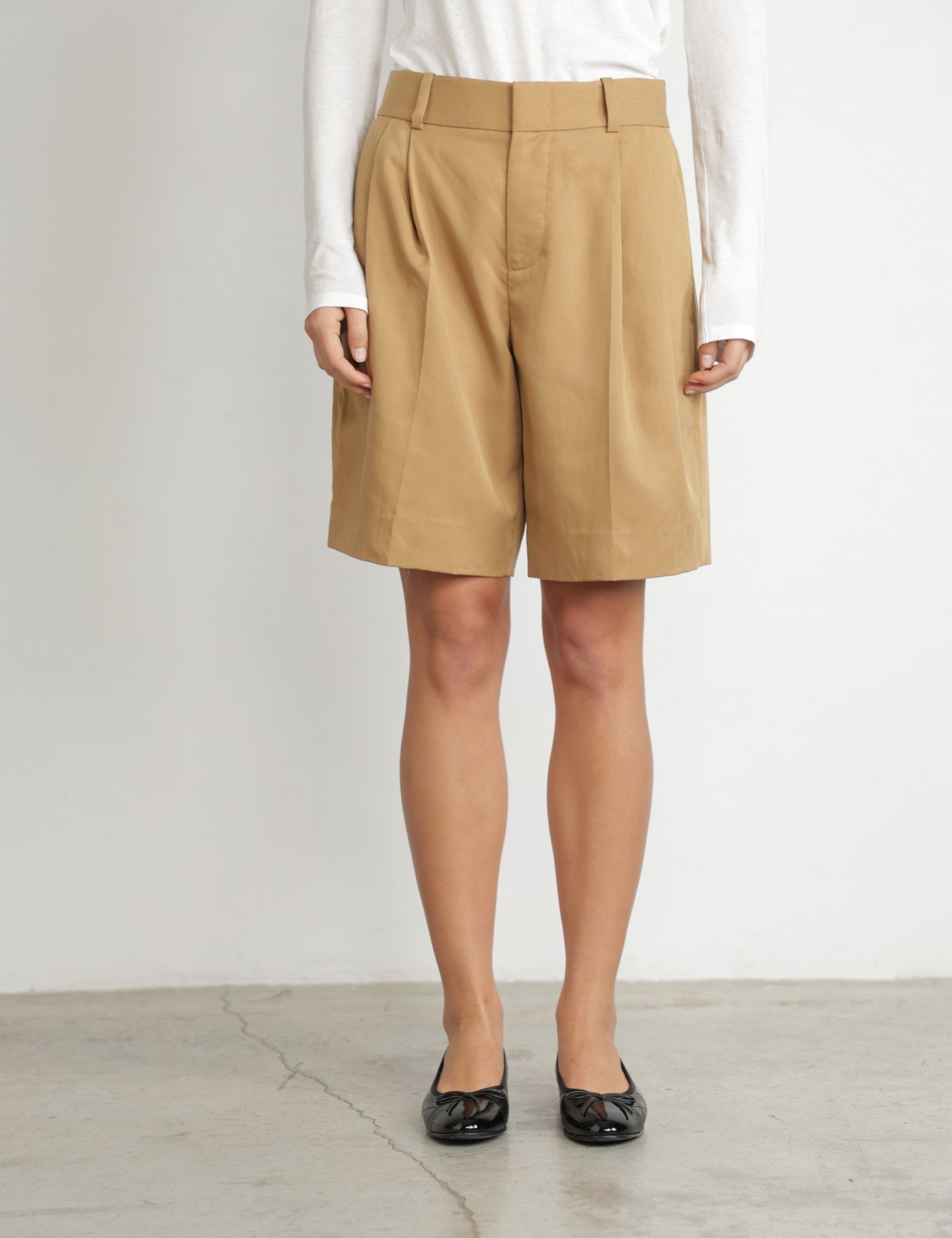 מכנסיים קצרים מחויטים - בגדים