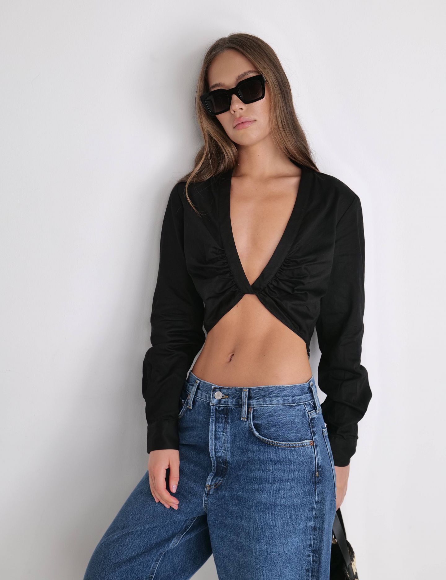 חולצת קרופ מחשוף וי אייברי - בגדים