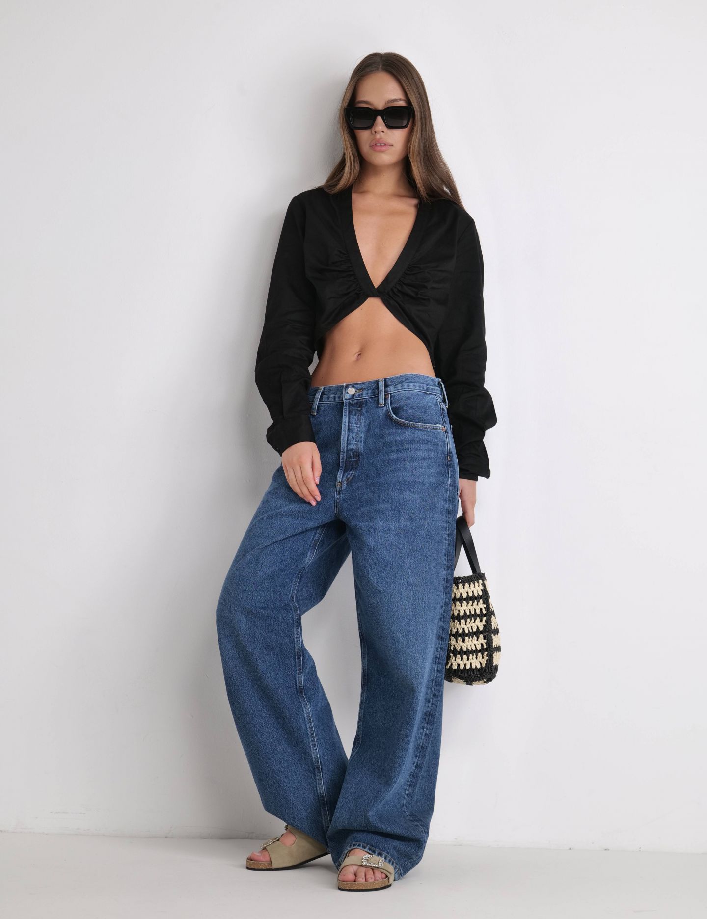 חולצת קרופ מחשוף וי אייברי - בגדים