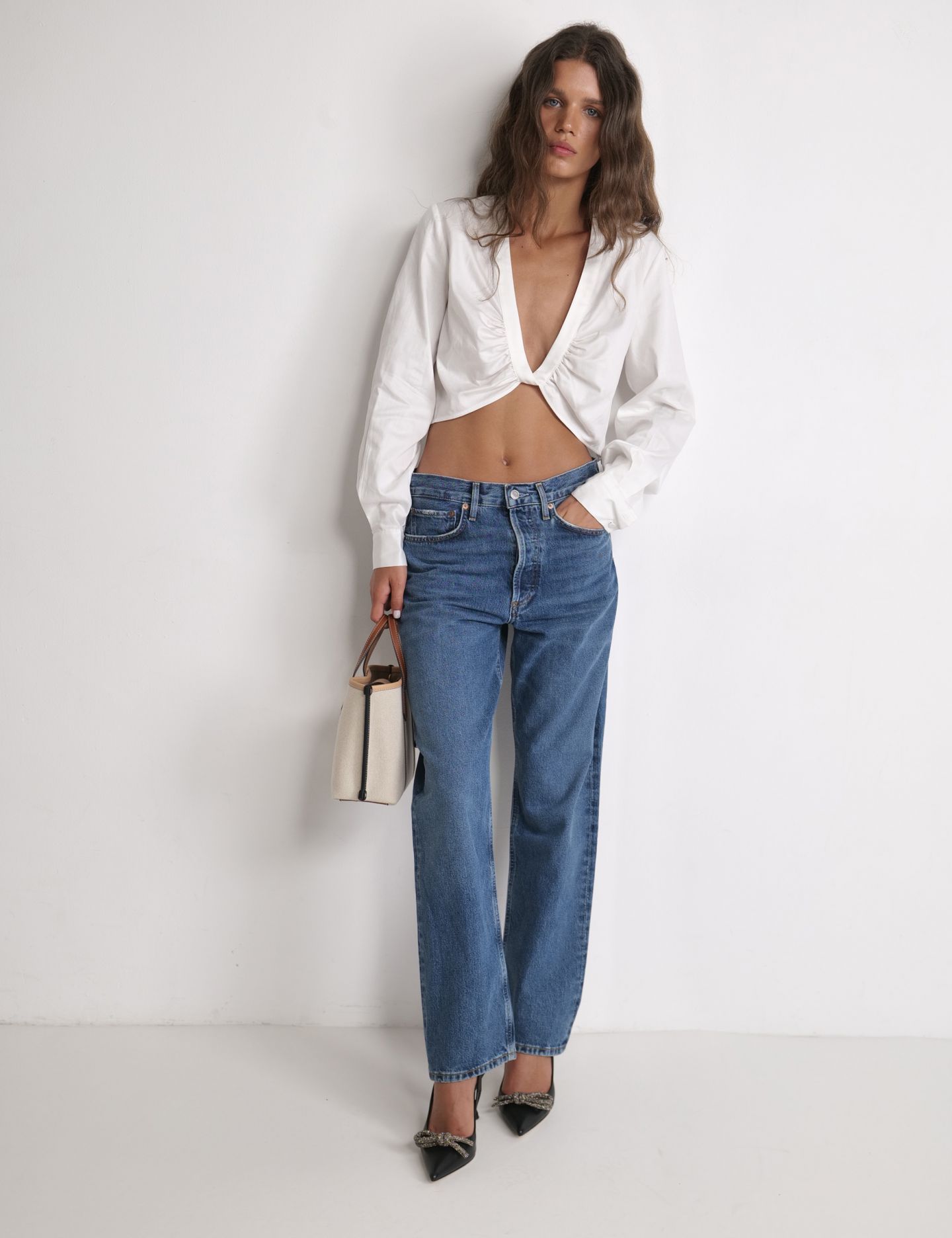 חולצת קרופ מחשוף וי אייברי - בגדים