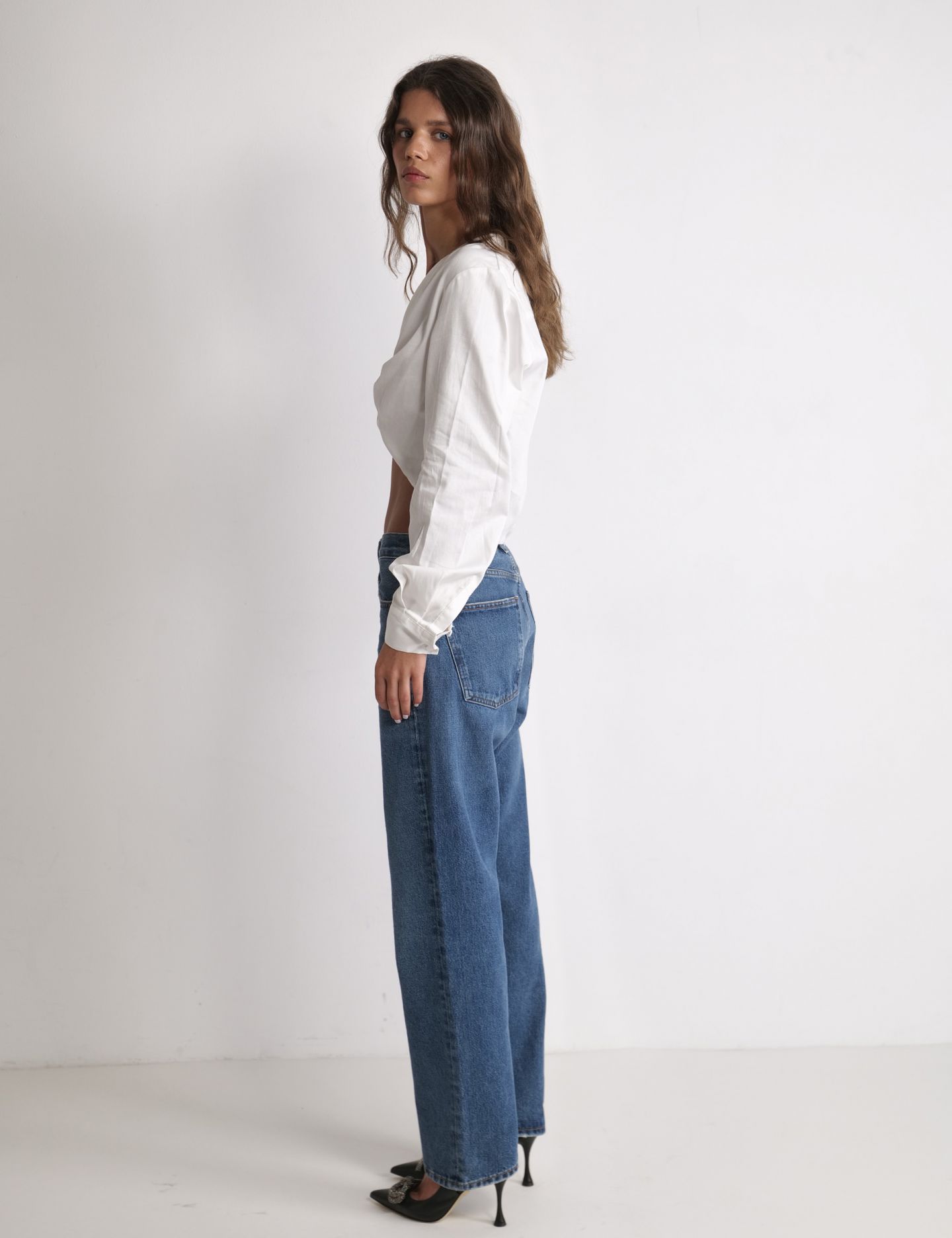 חולצת קרופ מחשוף וי אייברי - בגדים