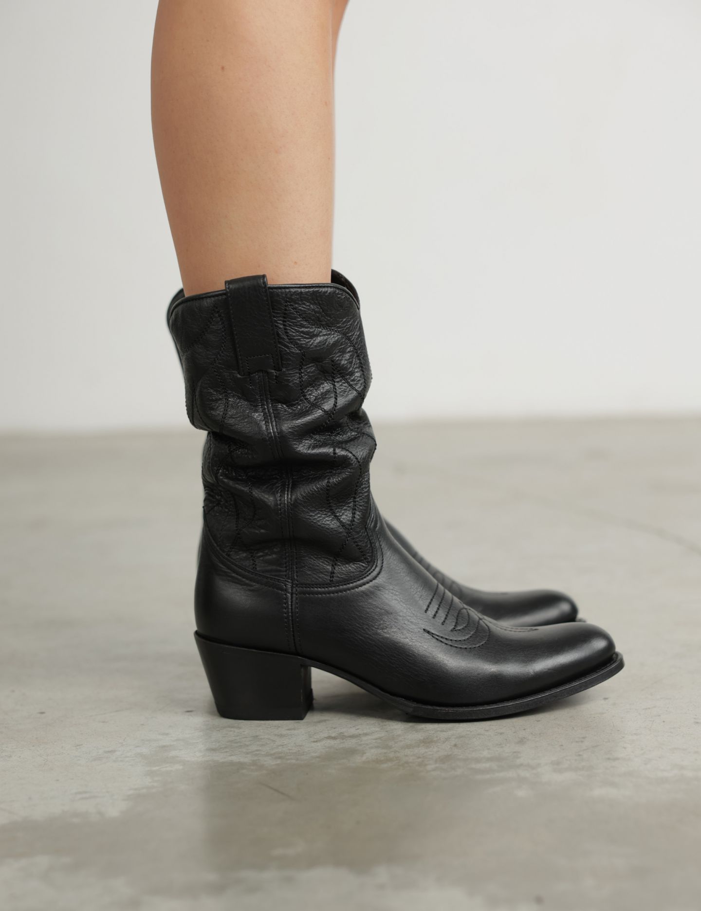 מגפי עור עיטור ספרדי - נעליים