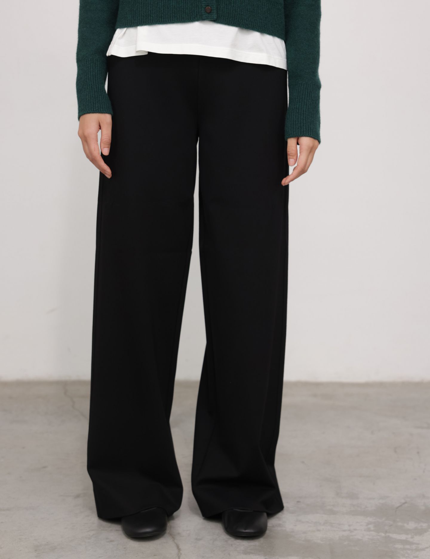 מכנסיים ארוכים גזרה מתרחבת - בגדים