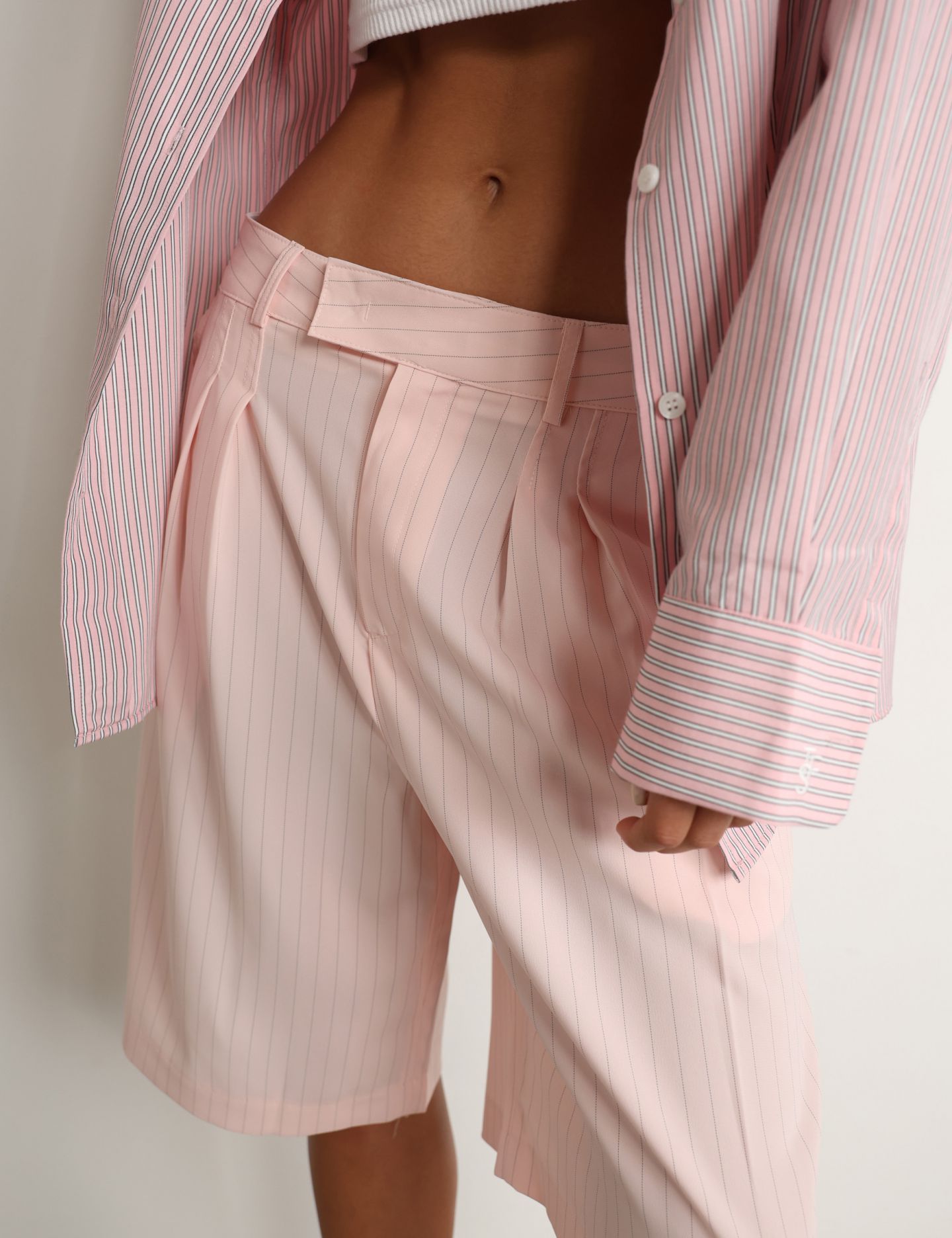 מכנסי ברמודה מחויטים - בגדים