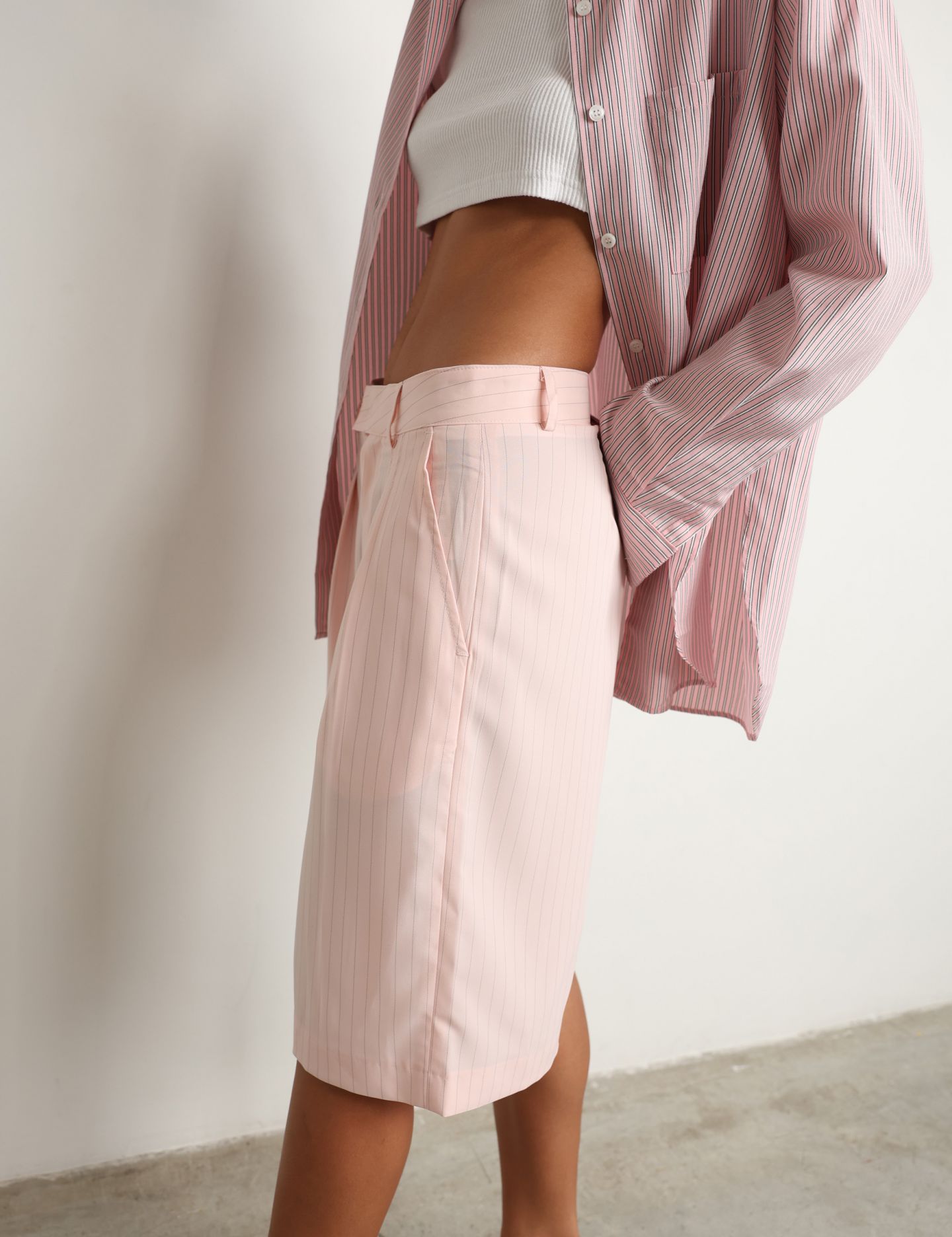 מכנסי ברמודה מחויטים - בגדים