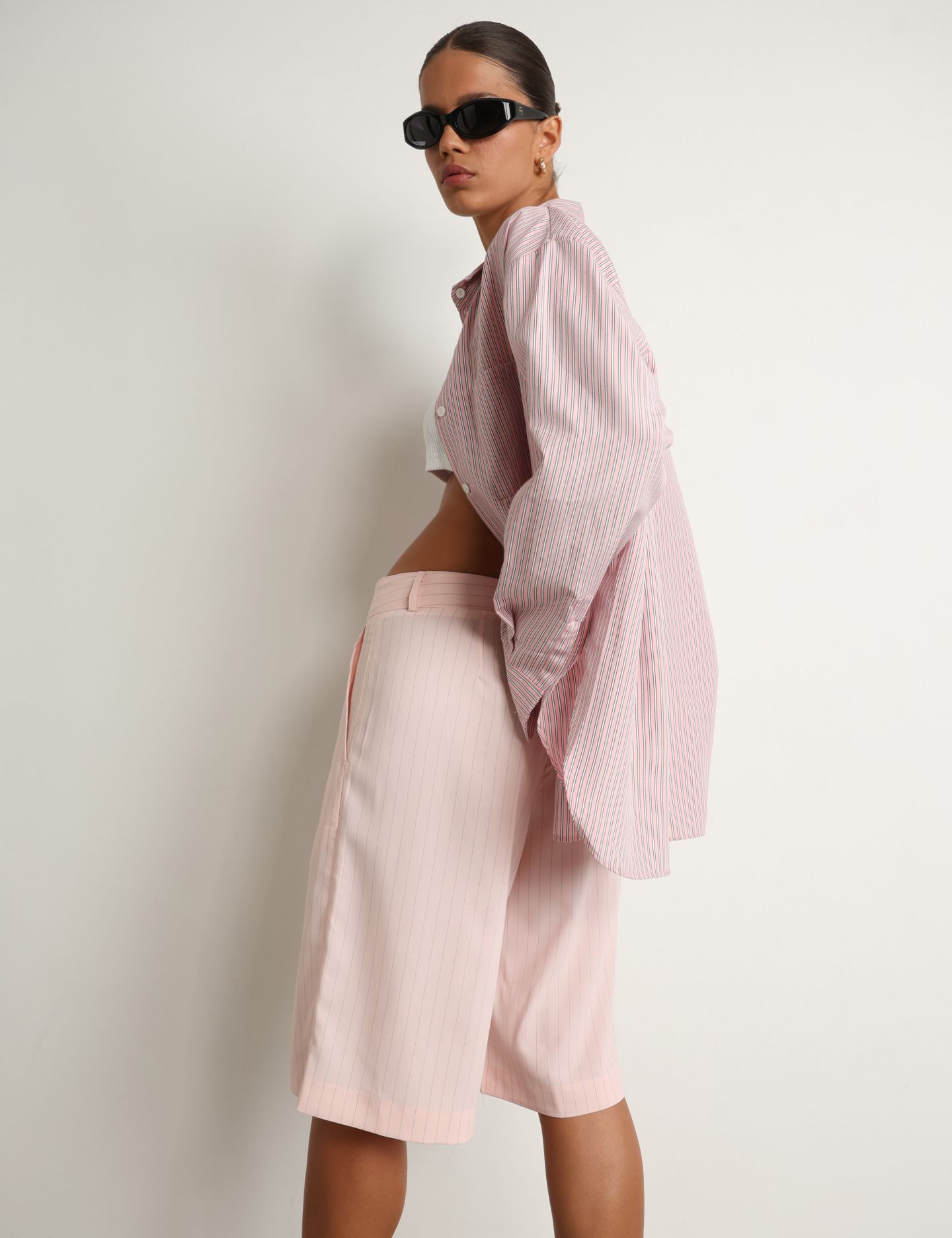 מכנסי ברמודה מחויטים - בגדים