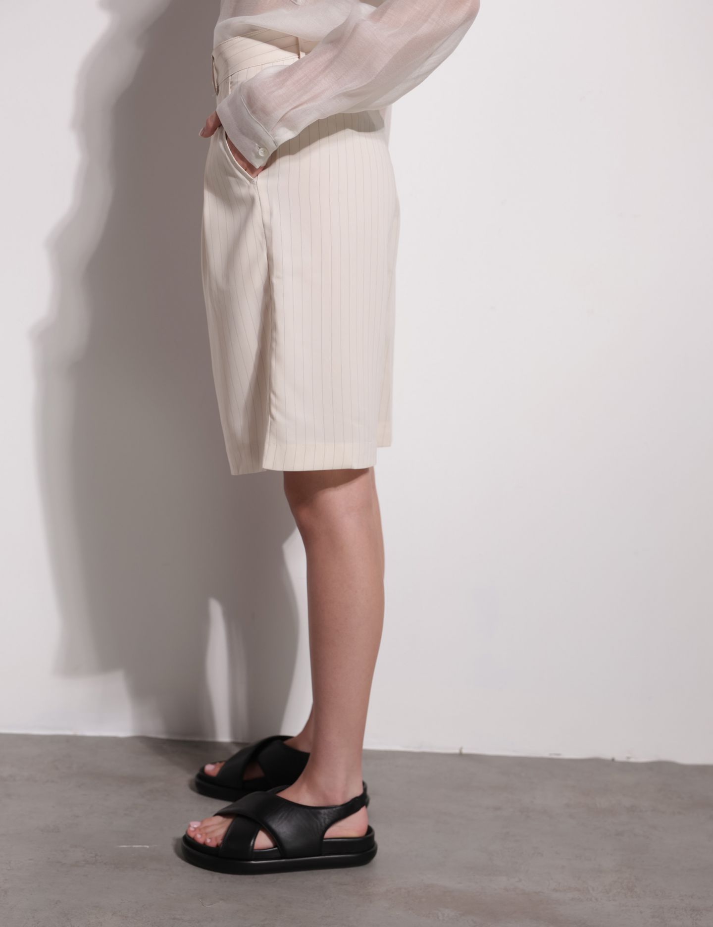 מכנסי ברמודה מחויטים - בגדים