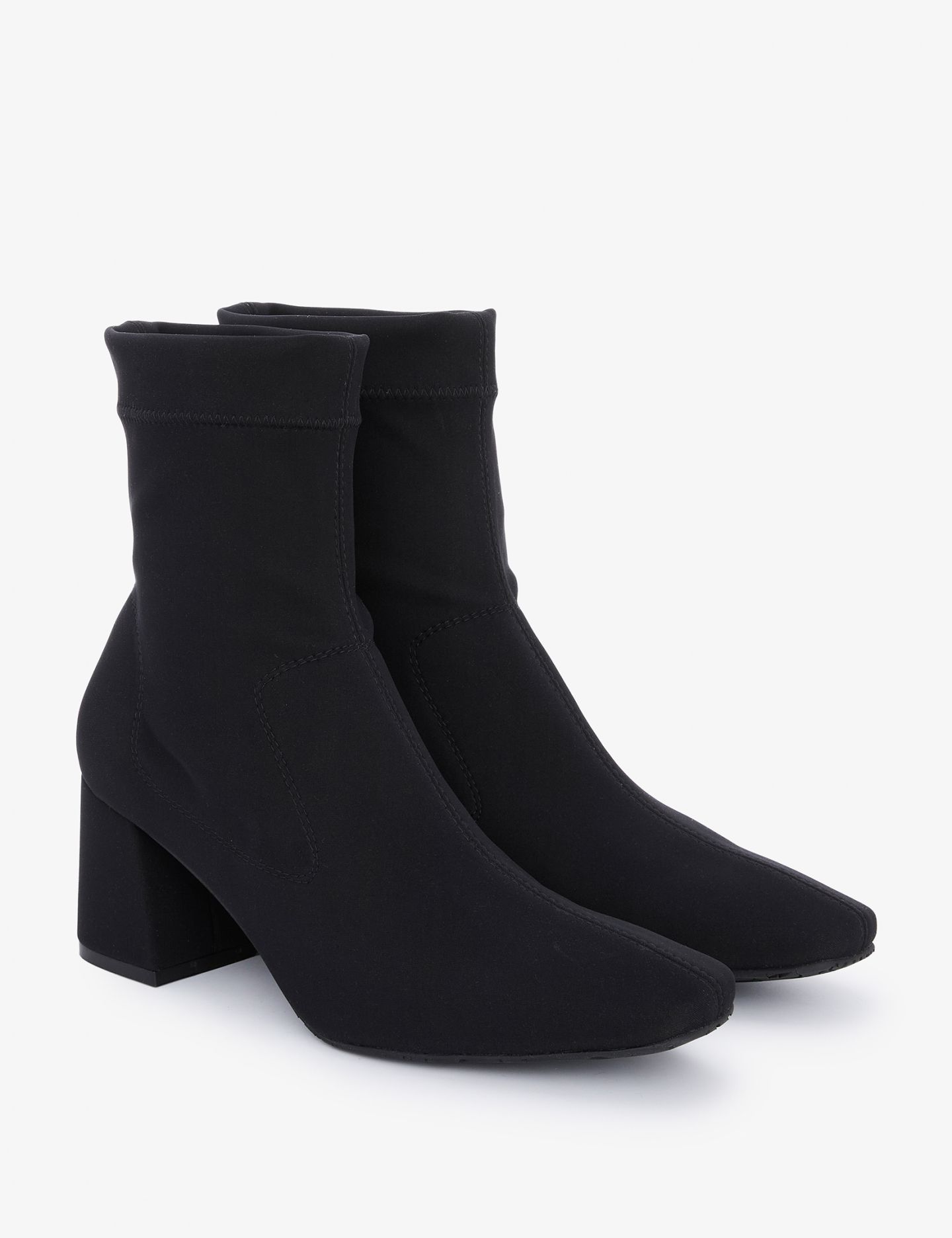 מגפוני עקב - נעליים