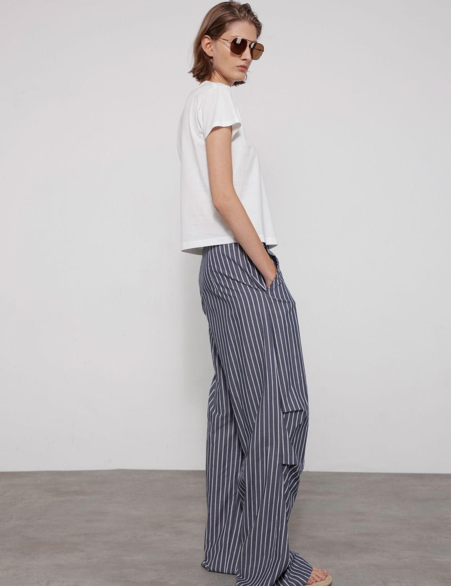 חולצת טי לוגו - בגדים