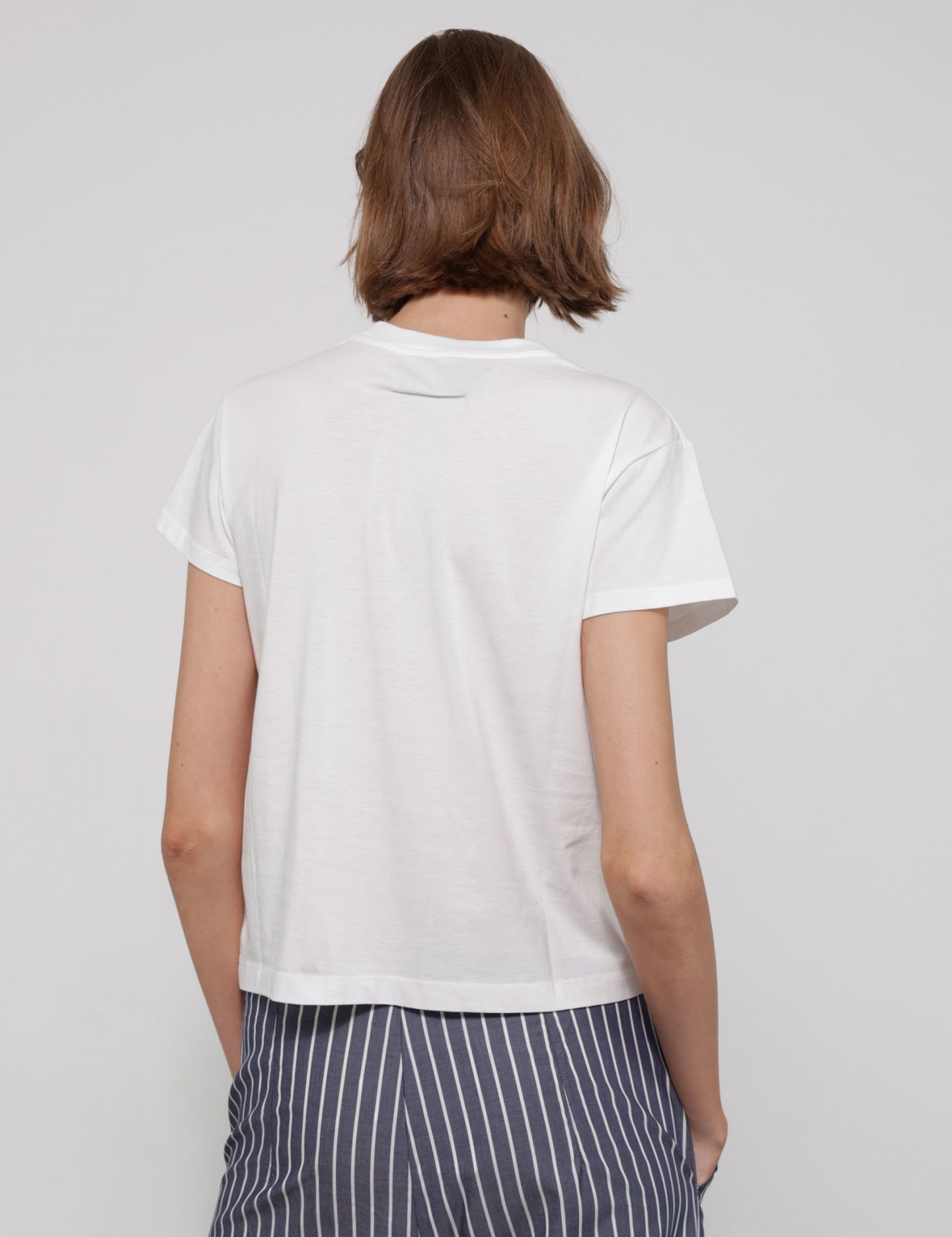 חולצת טי לוגו - בגדים