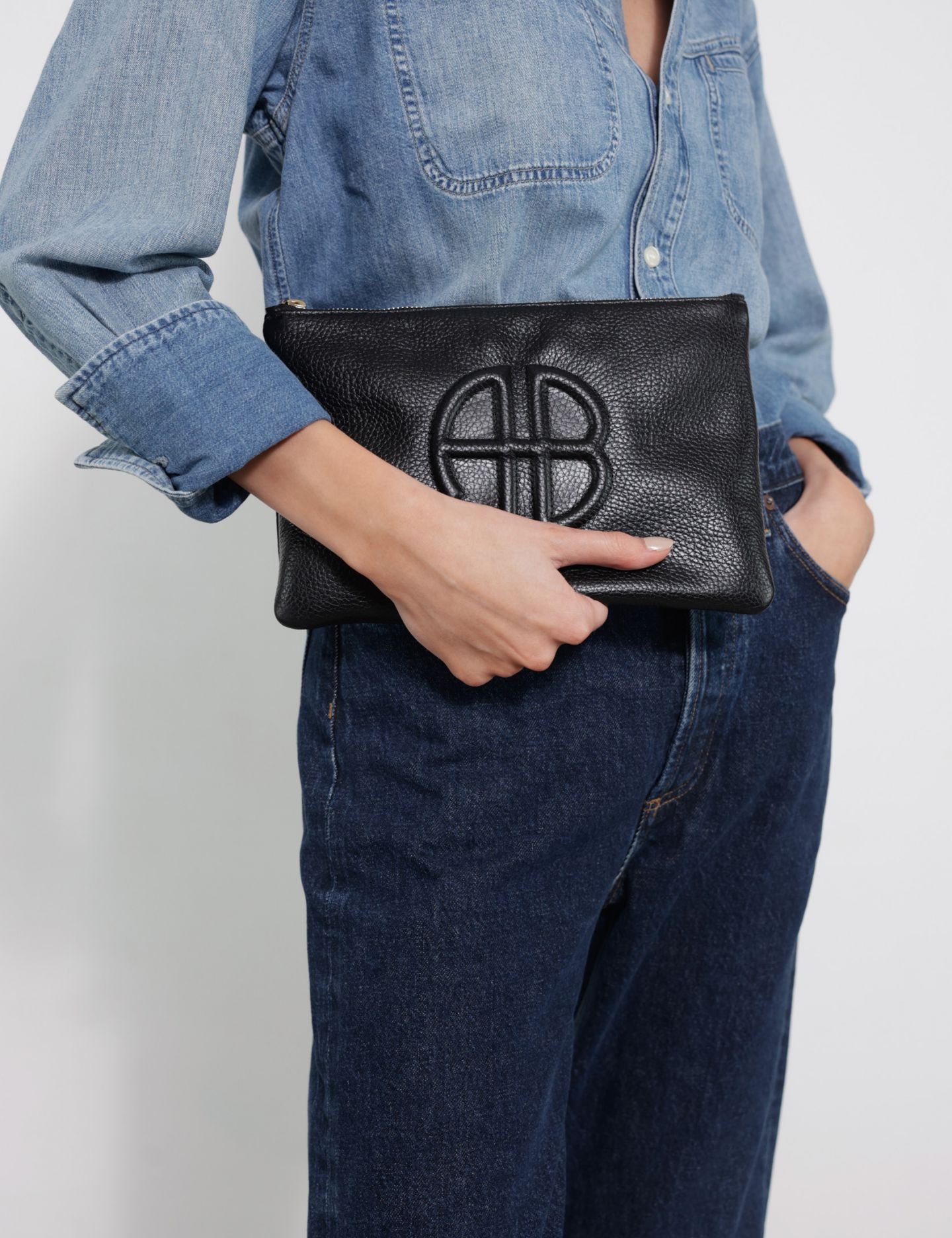 לילי קלאץ’ - תיקים