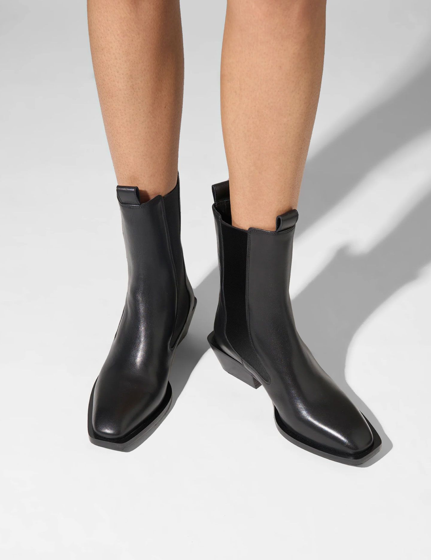 מגפוני עקב מעור - נעליים