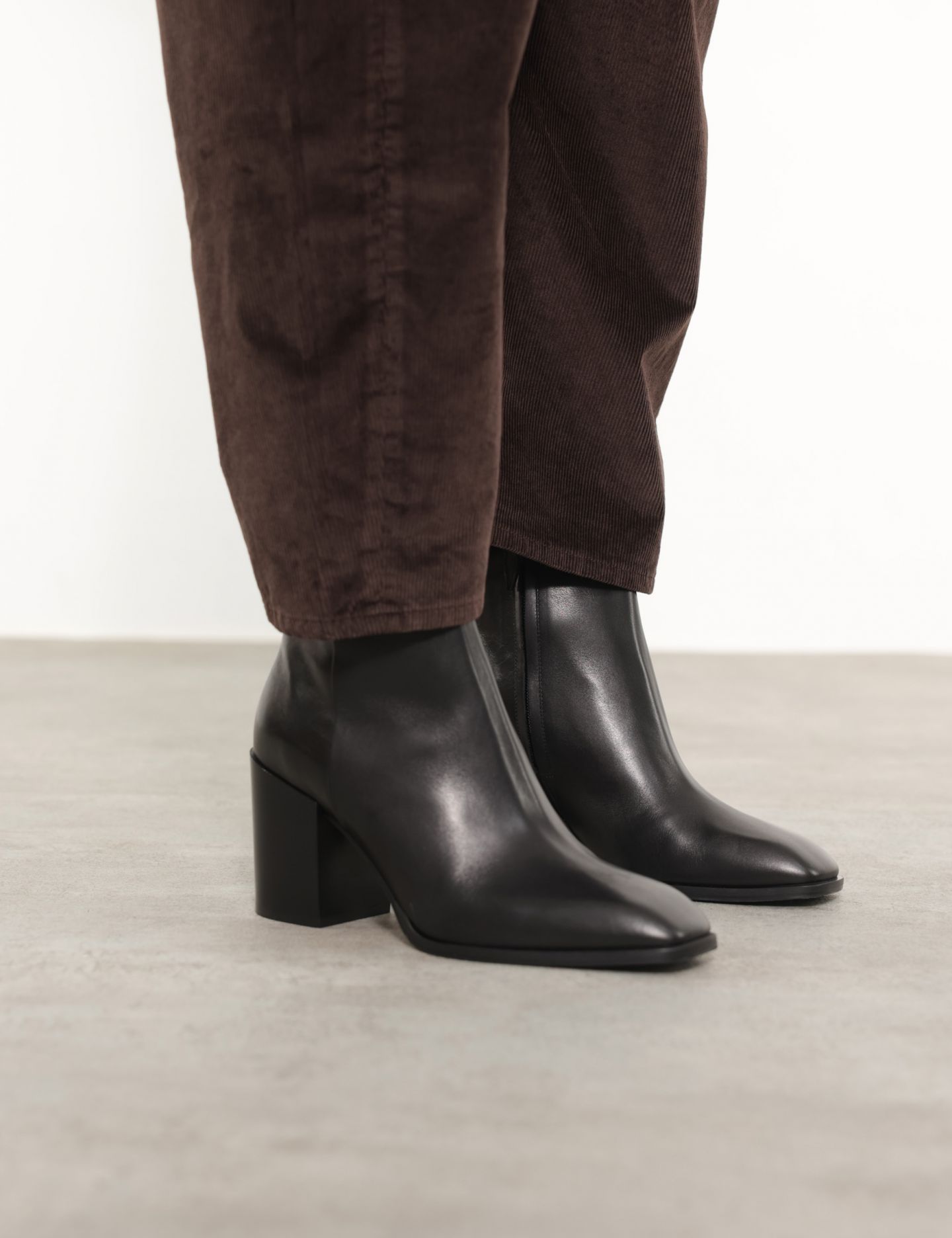 מגפוני עקב מעור - נעליים